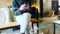 Jika tadi Lee Ji Hoon menyeruput kopi panas, kali ini ia nongkrong di salah satu kafe dengan segelas es kopi Americano. Foto: Instagram @88leejihoon