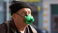 Bapak ini membuat masker dari potongan botol plastik. Boleh juga nih! (Bored Panda)