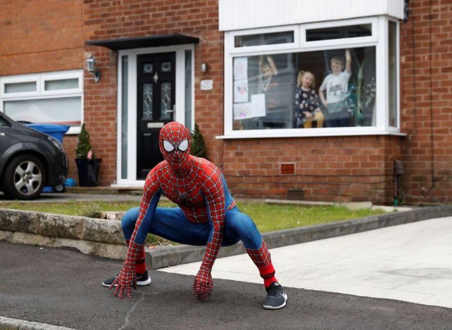 Aksi 'Spider-Man' Hibur Anak-anak yang Bosan di Rumah