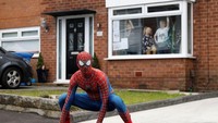 Tentu saja anak-anak senang melihat aksi ini setelah mereka dikurung dan tidak bisa bermain di luar. ( REUTERS/Phil Noble )