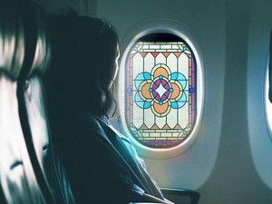 Kaca Jendela Khusus di Pesawat Biar Tampak Seperti Tempat Ibadah