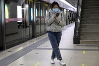 Meski alami penurunan kasus baru Corona, Wuhan masih waspada dengan penyebaran COVID-19. Warga yang hendak naik subway harus diyakini sehat dengan scan barcode.