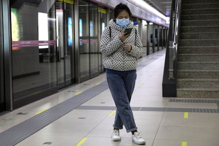 Aplikasi Kesehatan untuk Penumpang Subway di Wuhan Meski alami penurunan kasus baru Corona, Wuhan masih waspada dengan penyebaran COVID-19. Warga yang hendak naik subway harus diyakini sehat dengan scan barcode.