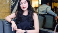 Rica Andriani merupakan selebgram cantik yang baru saja melangsungkan pernikahan dengan Fahrul Sudiana, Komisaris Polisi Kapolsek Kembangan. Sayangnya jabatan tersebut dicopot baru-baru ini. Foto: Instagram @ricaandriani
