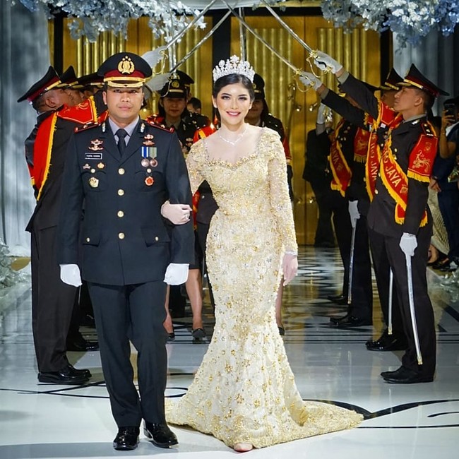 Disney Princess, begitu sang makeup artist Bennu Sorumba menulis di keterangan foto yang menampilkan Rica dan Fahrul di pesta pernikahan mereka di Hotel Mulia, Senayan. Foto: Dok. Instagram @BennuSorumba, @DNDWeddingOrganizer, @Awkarin