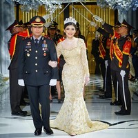 Disney Princess, begitu sang makeup artist Bennu Sorumba menulis di keterangan foto yang menampilkan Rica dan Fahrul di pesta pernikahan mereka di Hotel Mulia, Senayan. Foto: Dok. Instagram @BennuSorumba, @DNDWeddingOrganizer, @Awkarin