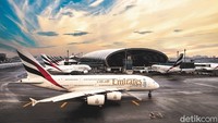 Sejak bulan April lalu, seluruh penumpang maskapai Emirates telah diwajibkan untuk menggunakan masker. Emirates juga telah mengenalkan aturan baru tersebut untuk krunya (Twitter/Sheikh Ahmed bin Saeed Al Maktoum)