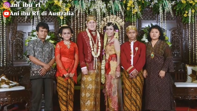 Tak lama setelah menikah secara resmi di Hong Kong, Ani dan Jurg melangsungkan resepsi pernikahan secara adat Jawa di Tulung Agung. Jurg pun mengaku mencintai Ani karena karakternya yang baik dan tampil apa adanya tanpa makeup. Foto: Instagram dan Youtube