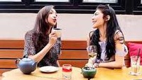 Rupanya pose candid adalah gaya andalan Rica Andriani. Momen makan di kafe ini jadi bukti selanjutnya. Tampak juga gelas-gelas kopi yang sudah dipesan. Foto: Instagram @ricaandriani