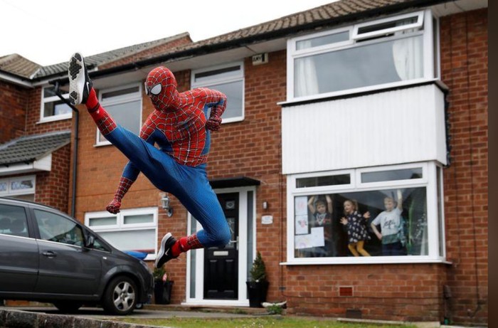 aksi spiderman hibur anak-anak di inggris aksi spiderman hibur anak-anak di inggris