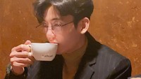 Pria tampan yang memiliki wajah imut ini juga bisa terlihat keren. Lihat saja nih saat Ji Hoon menyeruput segelas kopi hangatnya. Foto: Instagram @88leejihoon
