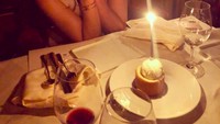 Di Instagram, Emilia eksis dengan lebih dari 27 juta followers. Begini senyum bahagianya saat dapat kejutan ulang tahun di salah satu restoran mewah. Foto: Instagram emilia_clarke