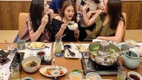 Momen kulinerannya itu ia lakukan bersama dengan teman-temannya. Seperti yang tampak pada foto ini, saat makan di sebuah restoran, mereka berpose candid. Foto: Instagram @ricaandriani