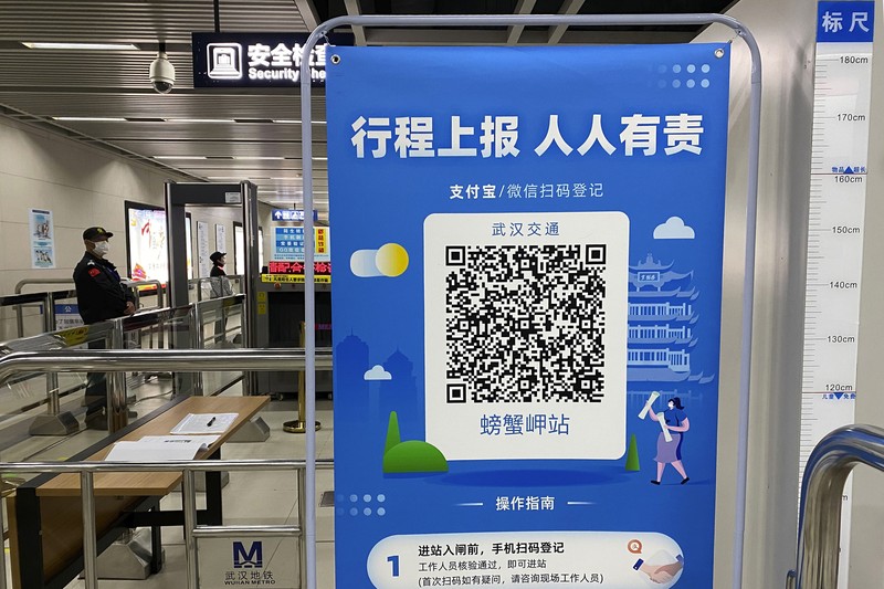 Meski alami penurunan kasus baru Corona, Wuhan masih waspada dengan penyebaran COVID-19. Warga yang hendak naik subway harus diyakini sehat dengan scan barcode.