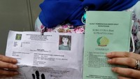 Artis berusia 30 tahun itu memperlihatkan lembaran surat pembebasan bersyararat narapidana kepada awak media.  Foto: Roro Fitria bebas bersyarat (Dok. Istimewa)