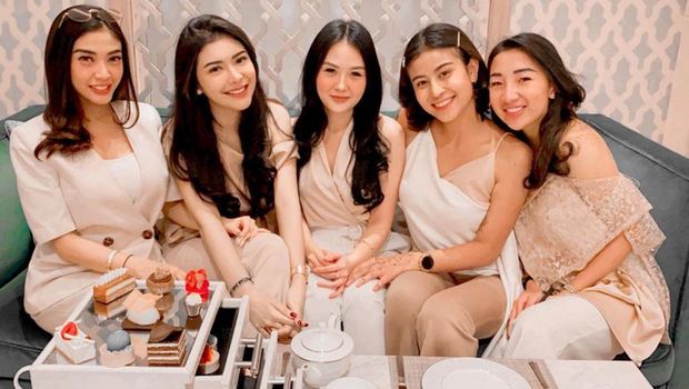 Rica Andriani bersama sahabatnya, termasuk Awkarin