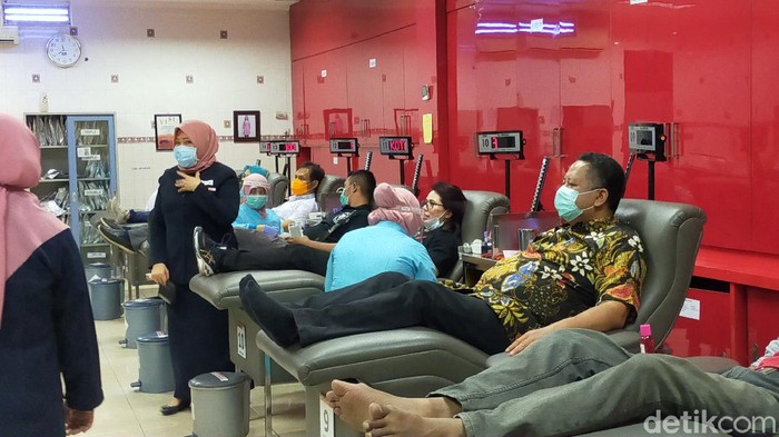 Stok darah di PMI Surabaya mulai stabil. Bulan lalu, stok darah sempat menurun terdampak wabah virus corona.