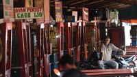 Minimnya aktivitas perkantoran di Jakarta akibat pandemi Corona membuat sejumlah pedagang warung kaki lima memilih untuk menutup dagangannya.  