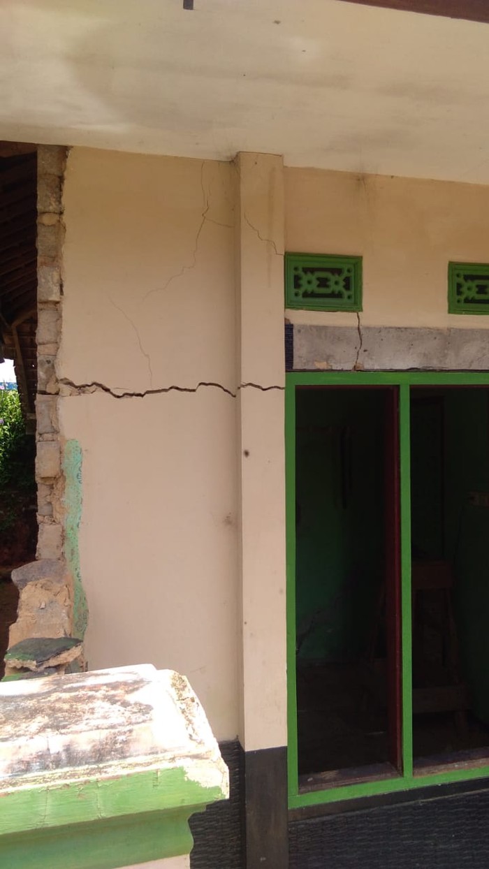 Dua rumah rusak parah akibat pergerakan tanah di Bandung Barat