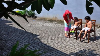 Perkuat Imun Tubuh, Warga Berjemur di Pagi Hari