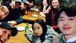 Ini Tampannya Lee Ji Hoon Saat Cicip Kopi dan Nongkrong di Resto