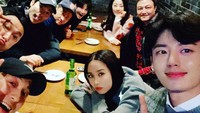 Bukan tipe orang yang angkuh. Begini kedekatan Lee Ji Hoon dengan sejumlah kru produksi serial yang ia bintangi. Mereka terlihat menikmati makan malam sekaligus soju di salah satu restoran Korea. Foto: Instagram @88leejihoon