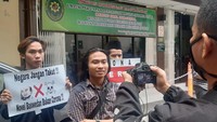 Kedatangannya itu juga sebagai sikap dan tuntutan mereka bukan untuk tidak mendukung proses hukum kasus penyiramannya, bahkan kami sangat mengapresiasi para penegak hukum untuk segera menuntaskan kasus penyiramannya, dan juga kasus lawas yang membelit Novel dan tak jelas ujung hukumnya hingga tercipta satu keadilan. #Menolak Lupa Kasus Sarang Burung Walet. Foto: dok. GAI