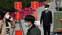 Seorang anggota Salvation Army membunyikan bel di sebelah pot amal selama kampanye untuk sumbangan masker wajah di pusat kota Seoul pada (25/3/2020). Wakil Direktur Jenderal Korea Centers for Disease Control and Prevention Kwon Jun-wook mengaku Korea Selatan memiliki kapasitas 20 ribu pengujian virus Corona per hari dengan harga yang sangat terjangkau. Pengujian bahkan diberikan secara gratis bagi masyarakat yang terpapar virus Corona. JUNG YEON-JE/AFP via Getty Images.