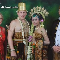 Ketika dia mengunjungi saya, saya masih menjadi ART. Beliau ini benar-benar menerima saya apa adanya kadang masih sempat ikut saya pergi ke pasar, sampai saya cuci mobil ditungguin, cerita Ani sambil menangis. Foto: Instagram dan Youtube