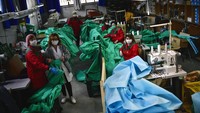 Pekerja sukarela di pabrik pakaian yang memproduksi peralatan pemadam kebakaran, berpose untuk foto ketika mereka membuat gaun rumah sakit untuk staf medis untuk melindungi mereka dari virus corona, di Arnedo, Spanyol utara, Senin, 30 Maret 2020. Saat ini banyak pekerja sukarelawan membantu pekerja medis dalam mengatasi COVID-19, contohnya memperbanyak pakaian medis yang aman AP Photo/Alvaro Barrientos.