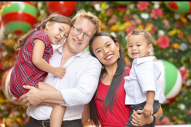  Dua sejoli ini kemudian memutuskan untuk menikah pada November 2011 di Hong Kong, dan dibantu oleh mantan majikan Ani. Wanita yang kini telah memiliki dua anak ini pun mengaku jatuh hati pada kebaikan Jurg. Foto: Instagram