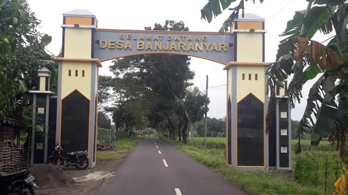 Bupati Banyumas gali makam jenazah pasien Corona yang viral ditolak warga, Rabu (1/4/2020).