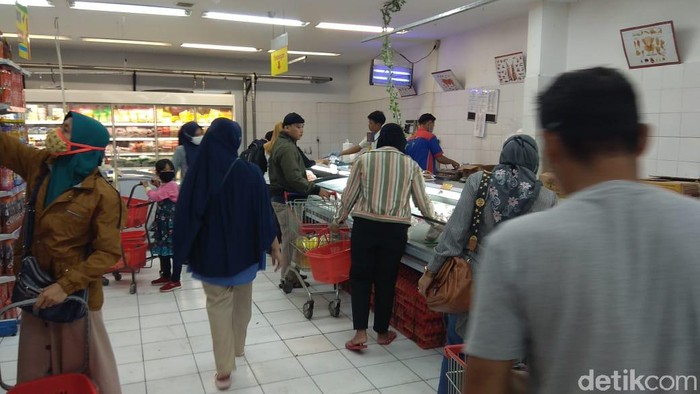 Penampakan warga padati supermarket di Jakarta