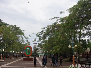 Polisi Cimahi Gunakan Drone Pengukur Suhu Tubuh untuk Bubarkan Massa