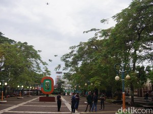 Polisi Cimahi Gunakan Drone Pengukur Suhu Tubuh untuk Bubarkan Massa