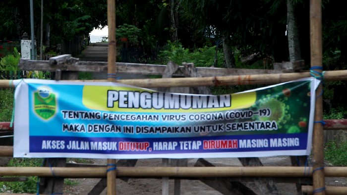 Palang Bambu yang Batasi Akses Keluar Masuk di Desa Cillelang