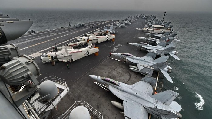 A general view shows the flight deck on board the aircraft carrier USS Theodore Roosevelt (CVN 71) as the vessel sails towards the Straits of Malacca heading to Singapore on October 23, 2015. The aircraft carrier USS Theodore Roosevelt is on its way to Singapore for a stop over for a routine port visit before heading to San Diego. AFP PHOTO / ROSLAN RAHMAN (Photo by ROSLAN RAHMAN / AFP)