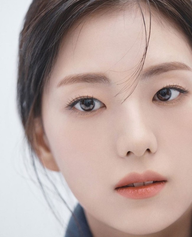 Dilansir Koreaboo, Kim Ji Yoon melakukan pemotretan untuk foto profil. Ia sendiri berada di bawah naungan perusahaan hiburan Agency Peace. Foto: Instagram/@jiyyoon_s2