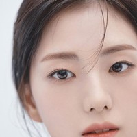 Dilansir Koreaboo, Kim Ji Yoon melakukan pemotretan untuk foto profil. Ia sendiri berada di bawah naungan perusahaan hiburan Agency Peace. Foto: Instagram/@jiyyoon_s2