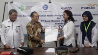 Bantuan ini adalah rangkaian aksi nyata Bank Mandiri mendukung kampanye melawan Corona, baik secara langsung kepada masyarakat maupun kepada tenaga kesehatan. Bantuan diserahkan langsung oleh Vice President Government Business Head Bank Mandiri Yoga Sulistijono kepada Direktur Utama RSUP Persahabatan dr Rita Rogayah Sp.(K) MARS, Kamis (2/4/2020). Foto: dok. RS Persahabatan