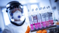 Seorang asisten peneliti memegang sampel uji Coronavirus di tangannya di Kantor Negara Bagian Lower Saxony untuk Perlindungan Konsumen dan Keamanan Pangan (LAVES) di Hanover, Jerman, Rabu, (1/4/2020). Di tengah tingginya jumlah pasien positif virus corona, Jerman mencatat hanya 648 pasien dinyatakan meninggal sementara ada 17.220 orang dinyatakan sembuh. Sejumlah ahli mengatakan rendahnya tingkat kematian di Negeri Panser lantaran cakupan pengujian yang dilakukan secara luas. Peter Steffen / dpa via AP.