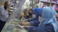 Adanya plastik pembatas sedikitnya meminimalkan kontak antara penjual dan pembeli juga guna memutus mata rantai penularan virus Corona.