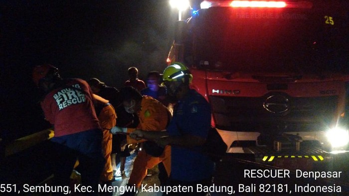 Evakuasi jasad mahasiswi yang ditemukan di dasar jembatan di Badung (dok. Basarnas)