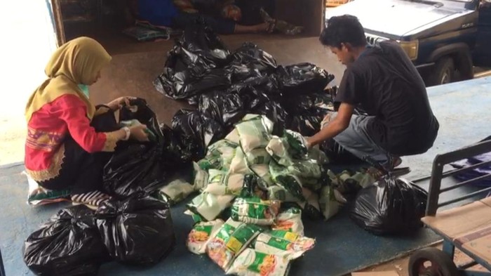Pembagian sembako ke warga Kendari