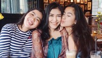 Momen lain saat Rica Andriani dan temannya nongkrong dan makan bareng di kafe. Sebelum menghabiskan makanan dan minuman, mereka mengabadikan momen terlebih dahulu. Foto: Instagram @ricaandriani
