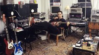 Adam Schlesinger merupakan pencipta lagu That Thing You Do yang meraih nominasi Academy Awards pada 1997.  Foto: Adam Schlesinger (Istimewa)