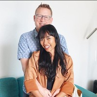 Kisah cinta Ani yang bertemu belahan jiwanya saat menjadi TKW ini mendapat banyak perhatian dari netizen. Melalui chanel YouTube Ani Ibu RT di Australia, Ani berbagi kisah cinta manisnya dengan pria bernama Jurg yang berasal dari Swiss, kini telah menjadi suaminya. Foto: Instagram