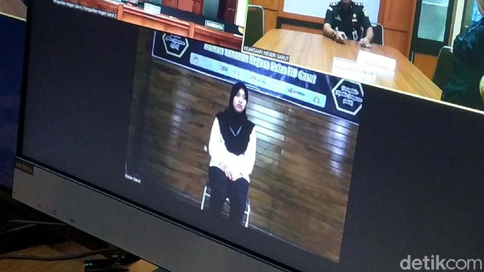 Pemeran utama video seks gangbang Vina Aprilianti divonis 3 tahun penjara. Vina juga dikenai denda Rp 1 miliar.