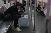 Meski alami penurunan kasus baru Corona, Wuhan masih waspada dengan penyebaran COVID-19. Warga yang hendak naik subway harus diyakini sehat dengan scan barcode.
