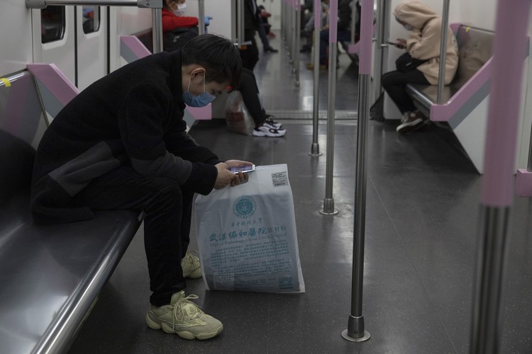 Meski alami penurunan kasus baru Corona, Wuhan masih waspada dengan penyebaran COVID-19. Warga yang hendak naik subway harus diyakini sehat dengan scan barcode.